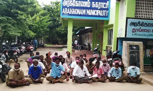 அரக்கோணத்தில் பல்வேறு கோரிக்கைகளுக்காக தூய்மைப் பணியாளர்கள் ஆர்ப்பாட்டம்