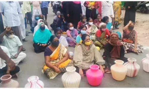 சிதம்பரம் - திருச்சி தேசிய நெடுஞ்சாலையில் காலி குடங்களுடன்  மக்கள் திடீர் சாலை மறியல்
