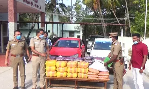 திருச்செந்தூர் அருகே 15 லட்சம் மதிப்புள்ள 110 கிலோ கஞ்சா மற்றும் 2 வாகனங்கள் பறிமுதல் : 4 பேர் கைது