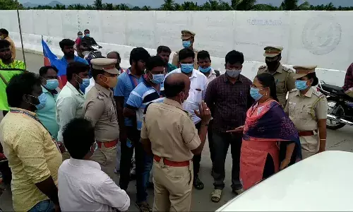 திருப்பத்தூரில் விடுதலை சிறுத்தைகள் கட்சியினர் சாலை மறியல் போலீசார் தடுத்து நிறுத்தம்