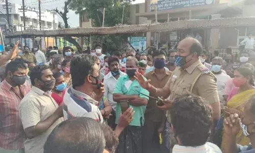 திருச்செங்கோடு:கொரோனா தடுப்பூசி வழங்காததால் பொதுமக்கள் மறியல்