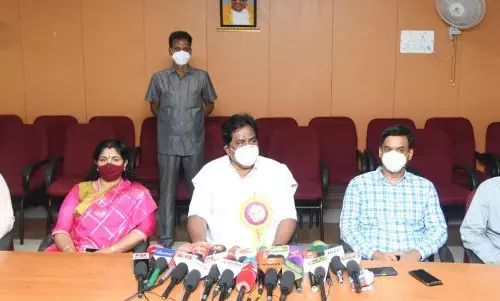 முறைகேடுகளில் ஈடுபடும் அதிகாரிகள் மீது கடும் நடவடிக்கை எடுக்கப்படும்: அமைச்சர் மூர்த்தி