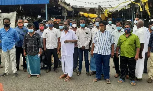 பூ மார்க்கெட் வியாபாரத்தை சேலம் எம்பி தடுப்பதாக வியாபாரிகள் புகார்