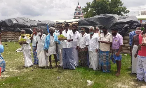 சோளிங்கர் அருகே கொள்முதல் செய்த நெல்லுக்கு பணம் வழங்கக்கோரி விவசாயிகள் ஆர்ப்பாட்டம்
