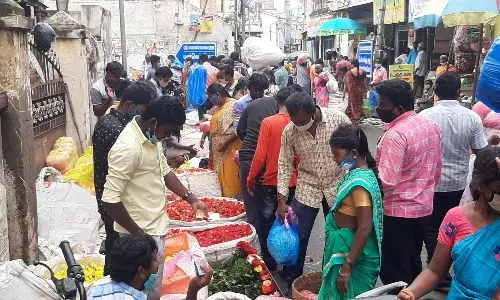 ஆடிமாத பிறப்பு: சேலம் கடைவீதிகளில் மக்கள் வெள்ளம்