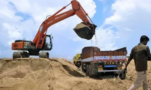 வந்தவாசியில் மணல் லாரி உரிமையாளர்கள் காத்திருப்பு போராட்டம்