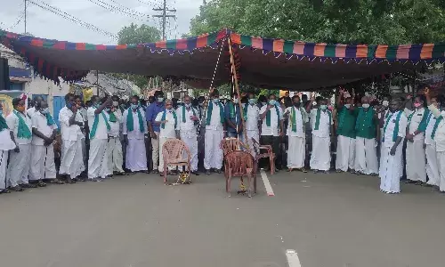 மேகதாது பகுதியில் கர்நாடக அரசு அணை கட்டுவதை எதிர்த்து உண்ணாவிரத போராட்டம்