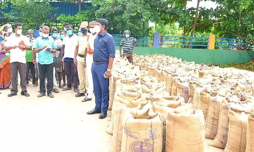 கிளியனூர் நெல் கொள்முதல் நிலையதில் விழுப்புரம் நேரில் ஆட்சியர் ஆய்வு