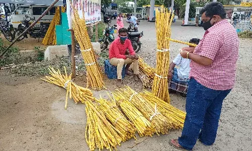 ஆடி பிறப்பு: பள்ளிபாளையத்தில்  தேங்காய், அழிஞ்சி குச்சி விற்பனை ஜோர்