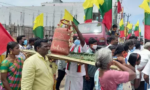 விழுப்புரத்தில் பெட்ரோல் டீசல் விலை உயர்வை எதிர்த்து நூதன போராட்டம்