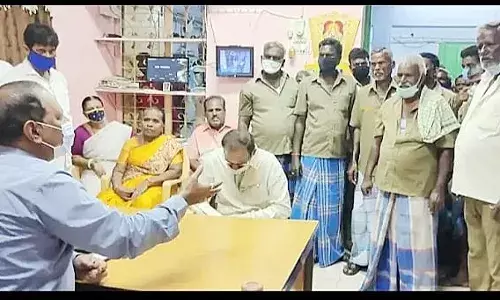 ஆரணி நகராட்சி அலுவலகத்தில் ஊதியம் வழங்கக்கோரி  பணியாளர்கள் போராட்டம்
