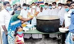 காமராஜர் பிறந்த நாள் விழாவை முன்னிட்டு ஆரணி எம்பி அன்னதானம்