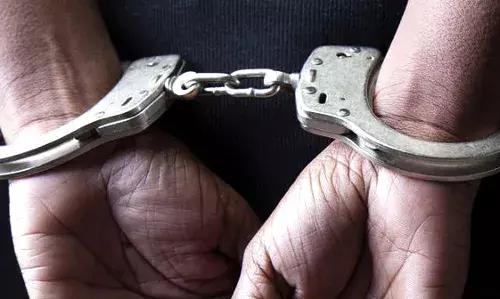 சமயபுரம் அருகே சிக்கிய மது பாட்டில்கள் - தப்பியோடிய இருவர் கைது