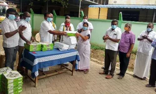 பள்ளிபாளையம் அரசு மருத்துவமனை ஊழியர்களுக்கு  நிவாரணப் பொருள் வழங்கல்