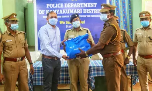 கன்னியாகுமரி போலீசாருக்கு கொரோனா தடுப்பு உபகரணம்: போலீஸ் எஸ்.பி வழங்கல்