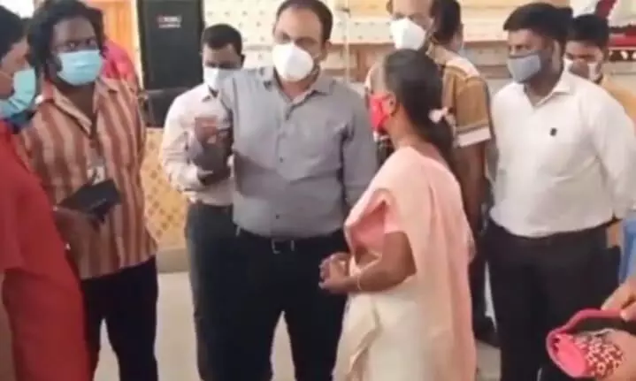 திருநங்கைகளுக்கு ரேஷன் கார்டு, ஆதார் கார்டு வழங்கும் முகாமை தொடங்கி வைத்த ஆட்சியர் திருநங்கைகளுக்கு ரேஷன் கார்டு, ஆதார் கார்டு வழங்கும் முகாமை தொடங்கி வைத்த ஆட்சியர்