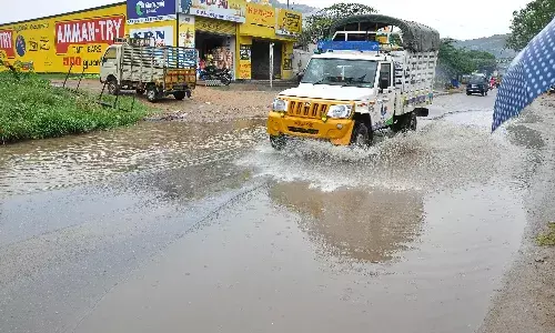 கிருஷ்ணகிரி: சாலையில்   தேங்கியுள்ள மழை நீரால் மக்கள் அவதி