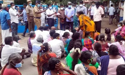ராசிபுரம்: பாதை ஆக்கிரமிப்பை அகற்றக்கோரி தாசில்தார் அலுவலகம் முற்றுகை