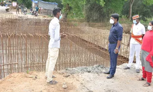 வானூர் அருகே சாலை மற்றும் பாலம் கட்டுமான பணிகளை ஆட்சியர் ஆய்வு செய்தார்