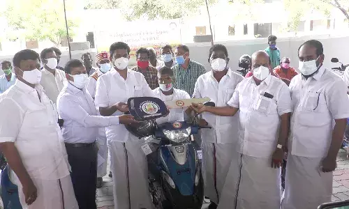 மாற்றுத்திறனாளிகள் நலத்துறை சார்பில் 15 பேருக்கு மூன்று சக்கர ஸ்கூட்டர்