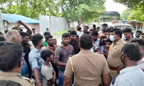 விக்கிரவாண்டி அருகே அடிப்படை வசதிகள் கேட்டு கிராம மக்கள் சாலை மறியல்