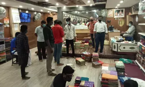 காஞ்சிபுரம் கடைகளில் கொரோனா விதி மீறல், நகராட்சி ஆணையர் அதிரடி நடவடிக்கை