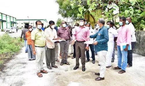 சேத்துப்பட்டில் புதிய உழவர் சந்தை அமைப்பதற்கான இடத்தை  கலெக்டர் ஆய்வு செய்தார்