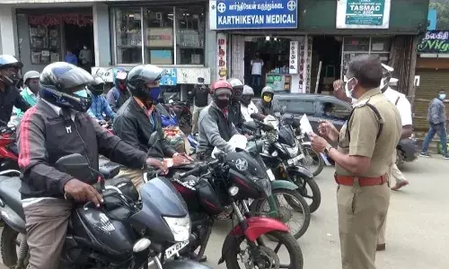 உதகை நகரில் இரு சக்கர வாகன ஓட்டிகளுக்கு விழிப்புணர்வு