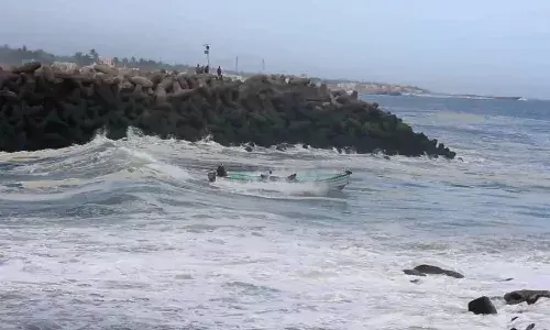 மீன்பிடி துறைமுகத்தில் குவிந்து கிடக்கும் மணல், பைபர் படகுகளை இயக்க முடியாமல் மீனவர்கள் திண்டாட்டம்