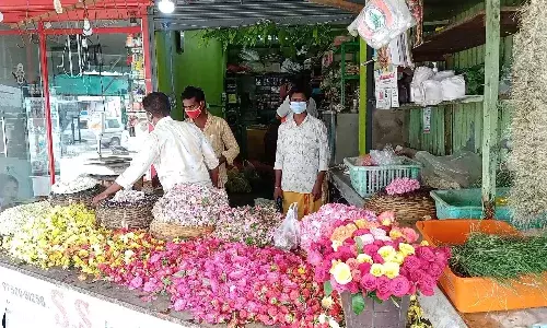 பள்ளிபாளையம்:ஆடி மாதம் கோவில் திருவிழாக்கள் ரத்து, பூ வியாபாரிகள் கவலை
