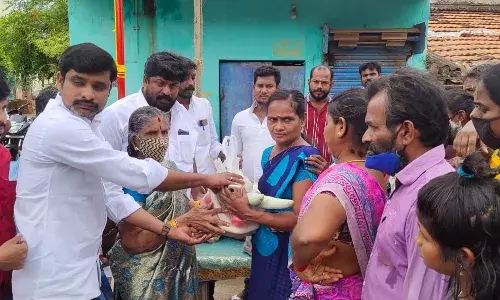 புதுக்கோட்டையில் தமிழக வாழ்வுரிமைக் கட்சி சார்பில் நிவாரணப் பொருட்கள்
