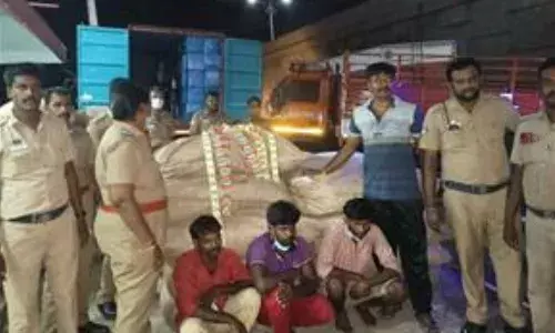 பள்ளிகொண்டா சுங்கச்சாவடியில் லாரியில் கடத்தி வரப்பட்ட குட்கா பறிமுதல்