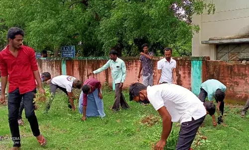 அறக்கட்டளை சார்பில் பள்ளி வளாகத்தில் உள்ள முட்புதர் அகற்றம்