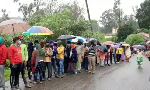 உதகையில் கொட்டும் மழையிலும் தடுப்பூசி செலுத்த பொதுமக்கள் ஆர்வம்