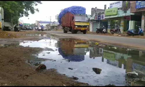 சாலைகளில் கழிவு நீர்; பேரூராட்சி நிர்வாகம் அலட்சியம்