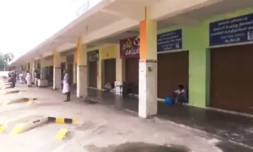 சத்தியமங்கலம் அருகே நகராட்சி பொறியாளரை கண்டித்து கடையடைப்பு