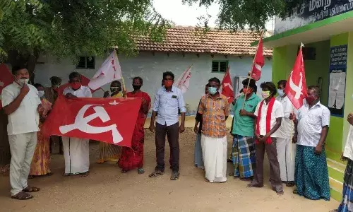 எலச்சிபாளையம்:பெண்கள் கழிப்பிடம் கேட்டு மார்க்சிஸ்ட் ஆர்ப்பாட்டம்