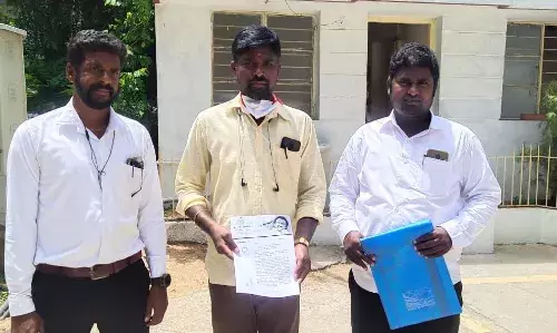 ஊருக்குள் நீர்புகுவதை தவிர்க ஏரிக்கரையை உயர்த்த, பொதுமக்கள் மாவட்ட ஆட்சியரிடம் கோரிக்கை ஊருக்குள் நீர்புகுவதை தவிர்க ஏரிக்கரையை உயர்த்த, பொதுமக்கள் மாவட்ட ஆட்சியரிடம் கோரிக்கை