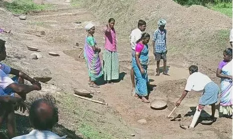 நூறு நாள் வேலை திட்டத்தில் ஈடுபாட்டுடன் வேலை  செய்யும் மாற்றுத்திறனாளிகள்
