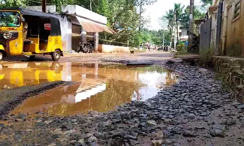 குண்டும் குழியுமாக மாறிய சாலை, விபத்துகள் அதிகரிப்பதால் சீரமைக்க கோரிக்கை குண்டும் குழியுமாக மாறிய சாலை, விபத்துகள் அதிகரிப்பதால் சீரமைக்க கோரிக்கை
