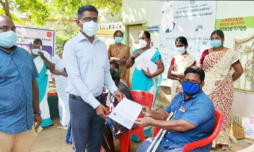 மாற்றுத் திறனாளிகளுக்கு தடுப்பூசி சான்றிதழை மாவட்ட ஆட்சியர் வழங்கினார்