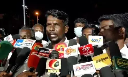 உண்ணாவிரத போராட்டத்தில் ஈடுபட்டுள்ள மீனவர்களுடன் மாவட்ட ஆட்சியர் பேச்சுவார்த்தை