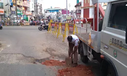 குண்டும் குழியுமான சாலையை சீரமைத்த போலீசாருக்கு பாராட்டு