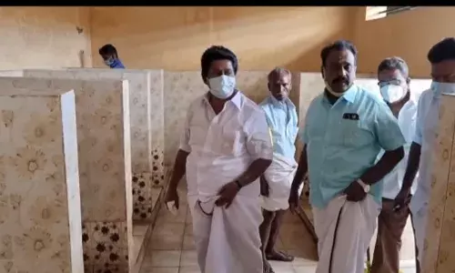 கழிவறை சுத்தமாக  இல்லாததால் நகராட்சி அலுவலர்களை கடுமையாக சாடிய எம்எல்ஏ