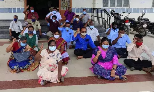 சேலம் தெற்கு வட்டாட்சியரை மாற்றக்கோரி வருவாய்த்துறை அலுவலர்கள் தர்ணா