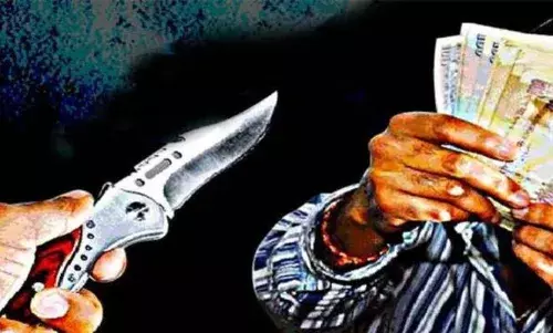 கத்தி முனையில் பெட்ரோல் பங்க் ஊழியரிடம் ரூ.2.22 லட்சம் வழிப்பறி