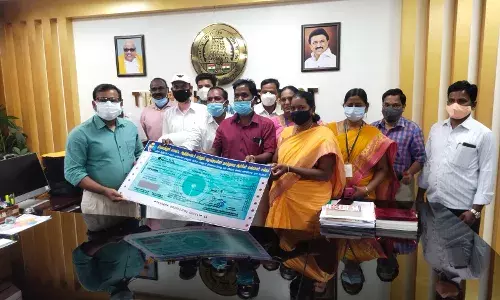முதலமைச்சர் கொரோனா நிவாரண நிதிக்கு ஆசிரியர்கள் ரூ.1 லட்சம்  அளித்தனர்