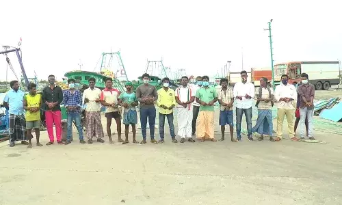 மத்திய அரசை கண்டித்து நாகை துறைமுகத்தில் காங்கிரஸ் கட்சியினர் நூதன போராட்டம்