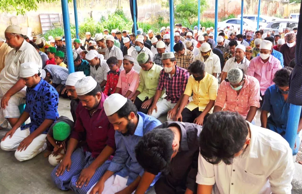 மதுரையில் பக்ரீத் பண்டிகை, பள்ளிவாசல்களில் சிறப்புத் தொழுகை நடத்தப்பட்டது மதுரையில் பக்ரீத் பண்டிகை, பள்ளிவாசல்களில் சிறப்புத் தொழுகை நடத்தப்பட்டது