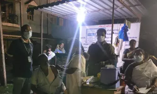 விழுப்புரம் மீன் மார்க்கெட்டில் அதிகாலையில் தடுப்பூசி முகாம்